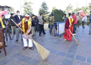 स्वच्छ तीर्थ अभियान की कड़ी में राज्यपाल ने जाखू मंदिर से स्वच्छता अभियान की शरूआत की