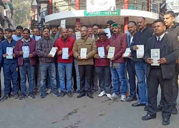 सुनील शर्मा बिट्टू हमीरपुर बाजार फील्ड में उतरे बांटी प्रदेश सरकार की एक वर्ष की उपलब्धियों की प्रचार सामग्री