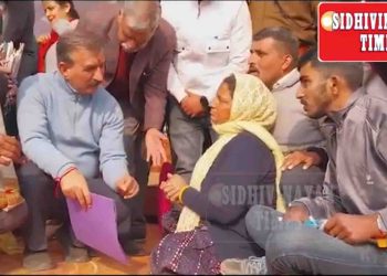 Himachal : मंच से उतर कर बुजुर्ग तारा चंद से मिलने पहुंचे मुख्यमंत्री सुखविंदर सिंह सुक्खू