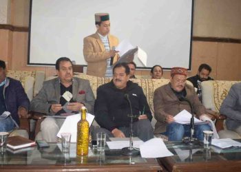 अधिकारी सदस्यों की शिकायतों  व सुझावों को गंभीरता से लें तथा समयबद्ध  समाधान सुनिश्चित करें :  सुंदर सिंह ठाकुर