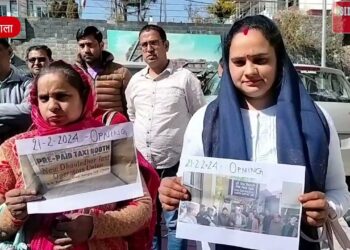 विस्थापन का दर्द झेल रहे अनइप्लाइड कांगड़ा एयरपोर्ट टैक्सी आपरेटर यूनियन के सदस्य,