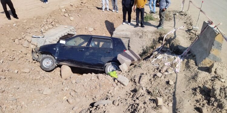 आल्टो कार अनियंत्रित एक व्यक्ति की मौत और तीन घायल