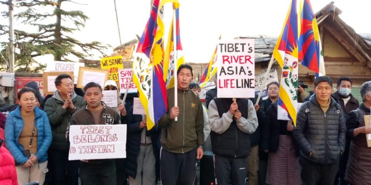 Dharamshala : मैक्लोडगंज के मुख्य चौक पर निर्वासित तिब्बतियों के विभिन्न संगठनों ने एकजुट होकर तिब्बत में रह रहे तिब्बतियों के समर्थन और चीन के विरोध में आवाज बुलंद की।