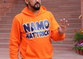 17 वीं लोकसभा के अंतिम दिन संसद भवन में अनोखे अंदाज में नजर आए अनुराग सिंह ठाकुर