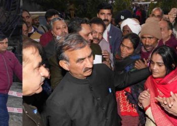 मुख्यमंत्री पहुंचे  बरोटीवाला आग लगने की घटना के प्रभावितों से की मुलाकात