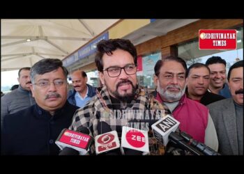 Dharamshala: सूचना प्रसारण एवं केंद्रीय खेल मंत्री अनुराग ठाकुर  दौरे के दौरान कांगड़ा के गग्गल एयरपोर्ट पहुंचे