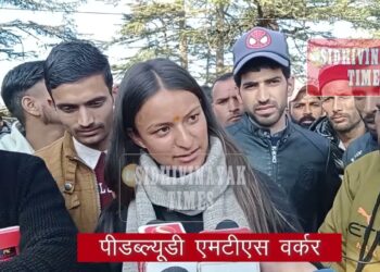 Himachal Vidhan Sabha Budget Session :  पीडब्ल्यूडी में कार्यरत मल्टी टास्क वर्कर्ज ने विधान सभा के बाहर रोया अपना दुखड़ा