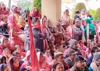 धर्मशाला में सुक्खू सरकार के विरुद्ध सड़कों पर उतरे मजदूर