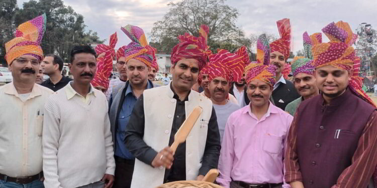 उपायुक्त ने टमक पर चोट के साथ किया जयसिंहपुर होली का शुभारंभ