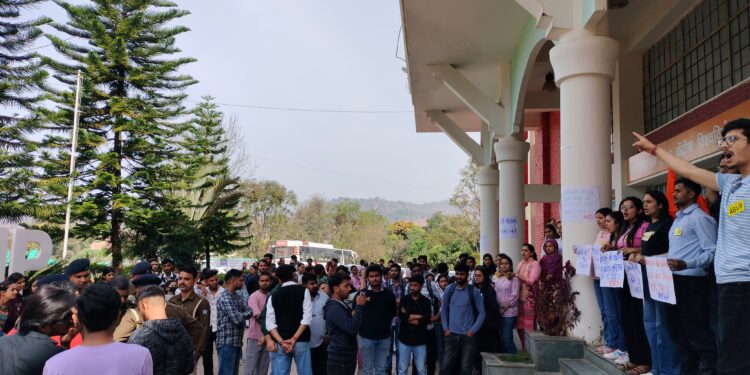 कैंपस में ताला जड़ किया उग्र प्रदर्शन।