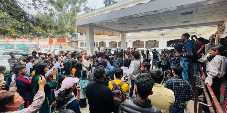 कैंपस में ताला जड़ किया उग्र प्रदर्शन।