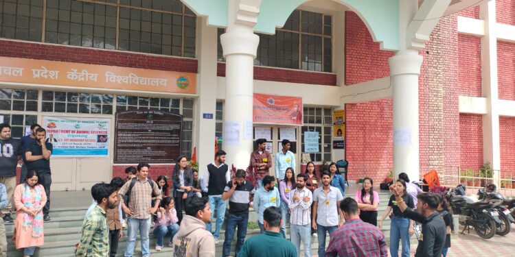 कैंपस में ताला जड़ किया उग्र प्रदर्शन।