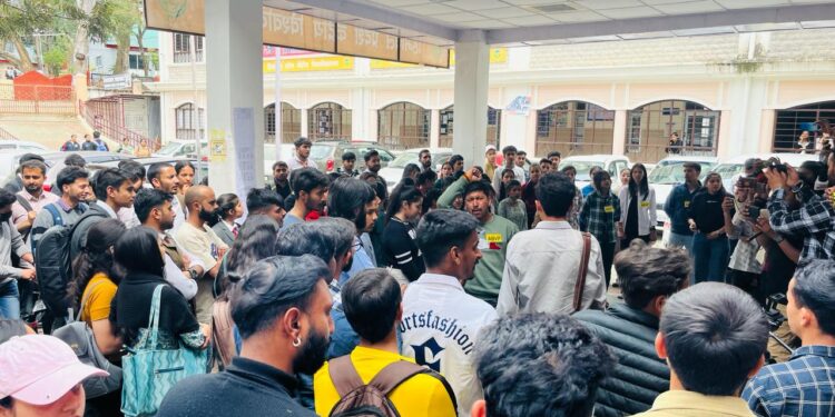 कैंपस में ताला जड़ किया उग्र प्रदर्शन।