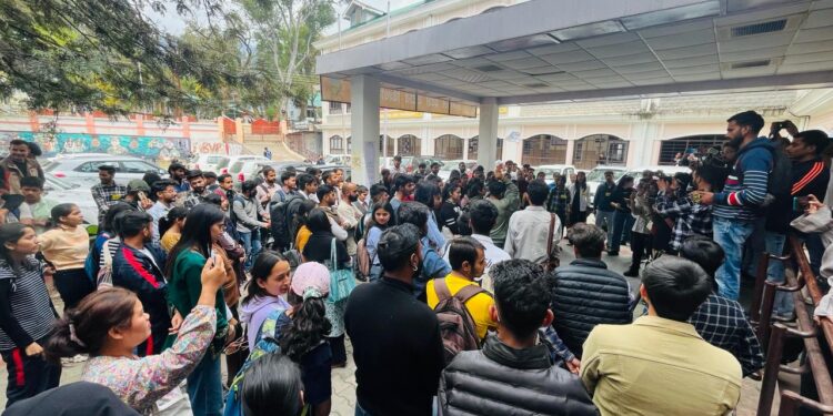 कैंपस में ताला जड़ किया उग्र प्रदर्शन।