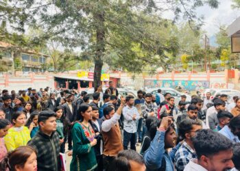 कैंपस में ताला जड़ किया उग्र प्रदर्शन।