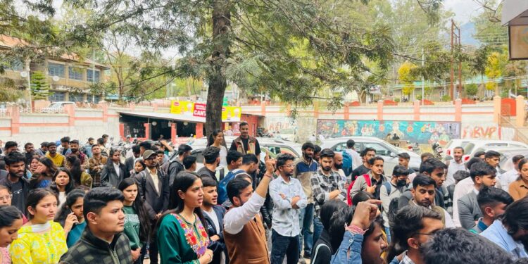 कैंपस में ताला जड़ किया उग्र प्रदर्शन।