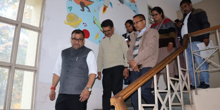 राष्ट्रीय मानवाधिकार आयोग के स्पेशल मॉनिटर ने किया बालिका आश्रम का निरीक्षण