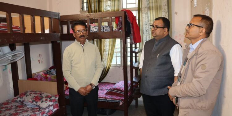 राष्ट्रीय मानवाधिकार आयोग के स्पेशल मॉनिटर ने किया बालिका आश्रम का निरीक्षण