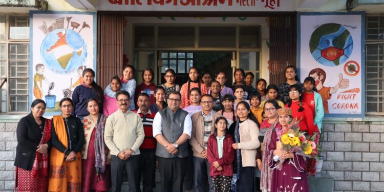 राष्ट्रीय मानवाधिकार आयोग के स्पेशल मॉनिटर ने किया बालिका आश्रम का निरीक्षण