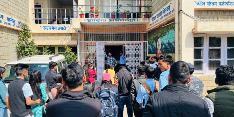 अखिल भारतीय विद्यार्थी परिषद द्वारा केंद्रीय विश्वविद्यालय के कुछ मांगों को लेकर कुलपति का घेराव किया