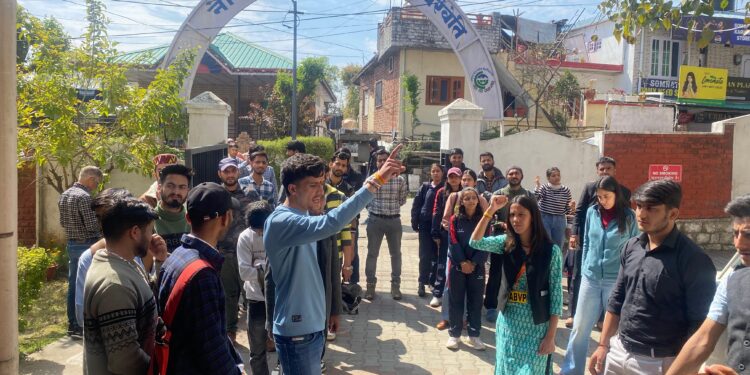 अखिल भारतीय विद्यार्थी परिषद द्वारा केंद्रीय विश्वविद्यालय के कुछ मांगों को लेकर कुलपति का घेराव किया