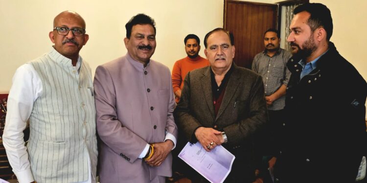 निर्दलीय विधायक होसियार सिंह, केएल ठाकुर और आशीष शर्मा ने दिया विधायक पद से इस्तीफा।