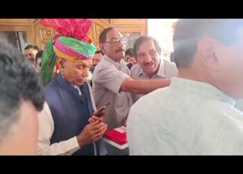 पूर्व मुख्यमंत्री प्रेम कुमार धूमल के जन्मदिन के अवसर पर समीरपुर में बधाई देने वालो का लगा तांता।