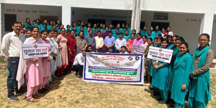 शत प्रतिशत मतदान के लक्ष्य से जन जन तक पहुंच रहीं स्वीप टीमें