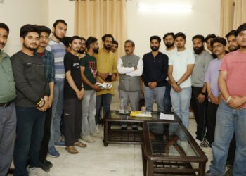 नादौन पहुंचे मुख्यमंत्री, मिलने वालों का लगा तांता