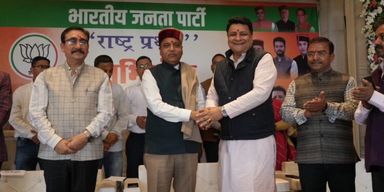 सैकड़ो अन्य कार्यकर्ताओं ने कांग्रेस पार्टी को छोड़ भारतीय जनता पार्टी भाजपा प्रत्याशी सुधीर शर्मा का दामन थामा।