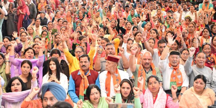 सैकड़ो अन्य कार्यकर्ताओं ने कांग्रेस पार्टी को छोड़ भारतीय जनता पार्टी भाजपा प्रत्याशी सुधीर शर्मा का दामन थामा।