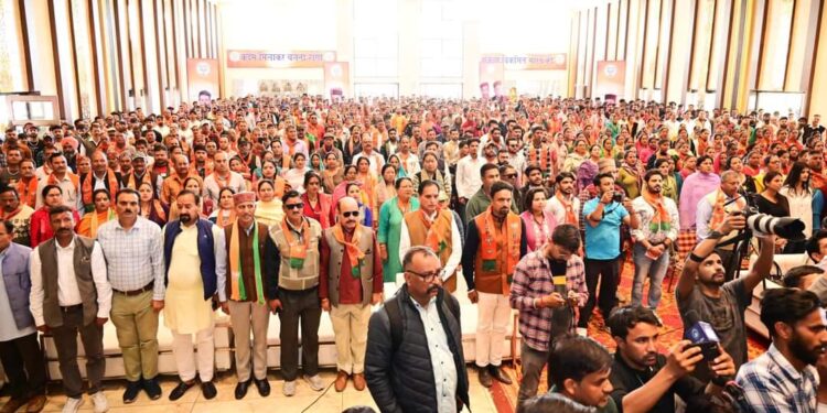 सैकड़ो अन्य कार्यकर्ताओं ने कांग्रेस पार्टी को छोड़ भारतीय जनता पार्टी भाजपा प्रत्याशी सुधीर शर्मा का दामन थामा।