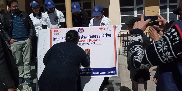 रैली, चित्रकला व हस्ताक्षर अभियान से लोगों को मतदान के लिए किया जागरूक