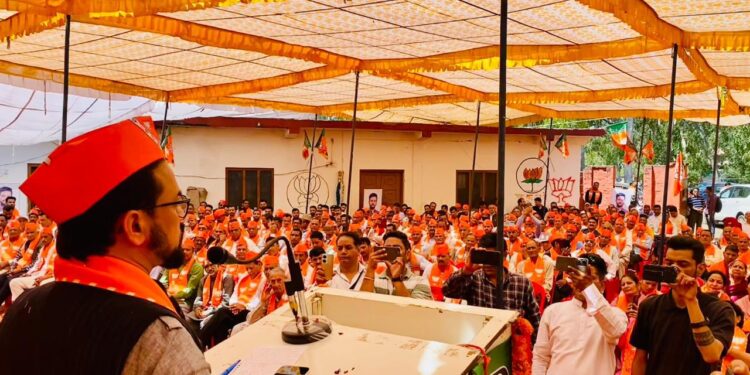 कांग्रेसी नेता अपने लगाए आरोपों के सबूत दें: अनुराग ठाकुर