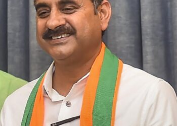 एक परिवार को लांच करने में देश को रखा जा रहा दाव पर: काजल