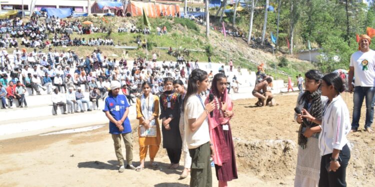 घुमारवीं ग्रीष्मोत्सव में स्वीप गतिविधियों के अंतर्गत लोगों को मतदान के लिए किया जा रहा है प्रेरित