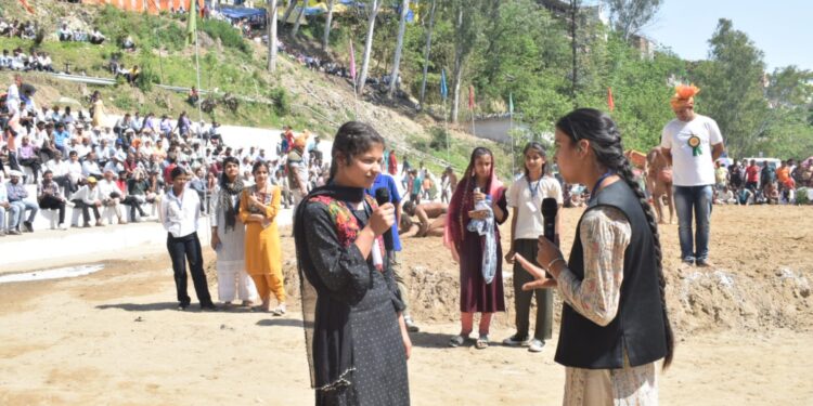 घुमारवीं ग्रीष्मोत्सव में स्वीप गतिविधियों के अंतर्गत लोगों को मतदान के लिए किया जा रहा है प्रेरित