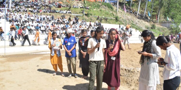 घुमारवीं ग्रीष्मोत्सव में स्वीप गतिविधियों के अंतर्गत लोगों को मतदान के लिए किया जा रहा है प्रेरित