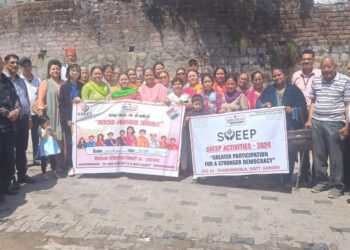 स्वीप कार्यक्रम के तहत धर्मशाला के मतदान केंद्र 11 चीलघारी के मतदाताओं से मतदान प्रतिशत बढ़ाने का किया आह्वान।