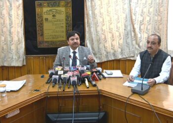 जिला निर्वाचन अधिकारी चुनाव प्रक्रिया में लगे अधिकारी व कर्मचारी बढ़चढ़ कर करें अपने कर्तव्य का पालन