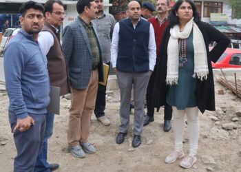 उपायुक्त कुल्लू तोरुल एस रवीश ने किया सेऊ बाग स्थित निर्माणाधीन दृष्टि बाधित आवासीय स्कूल का दौरा