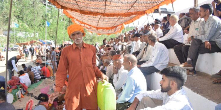 पिलाकर पानी गंगाराम छिंज दर्शकों को देता आराम ।