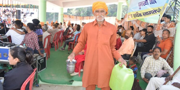 पिलाकर पानी गंगाराम छिंज दर्शकों को देता आराम ।