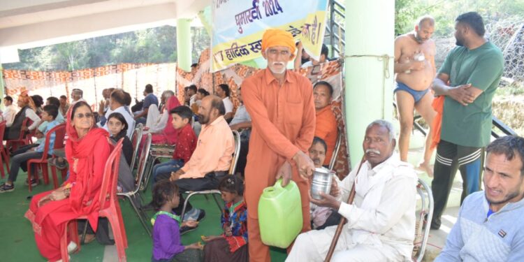 पिलाकर पानी गंगाराम छिंज दर्शकों को देता आराम ।