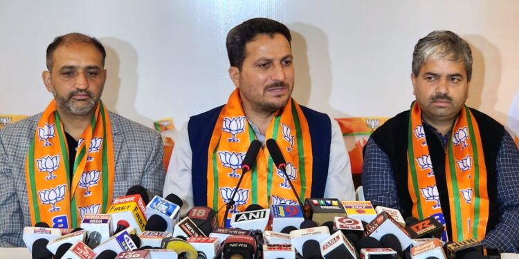 अपने पिता स्वर्गीय श्री वीरभद्र जी की प्रतिमा को नहीं दिला पाए 2 गज ज़मीन