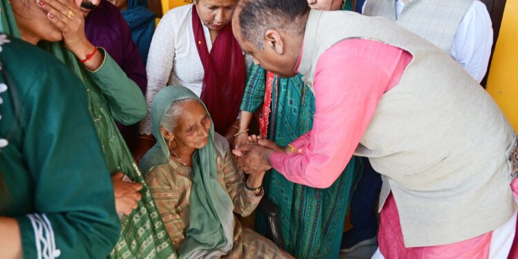 पालमपुर में युवक द्वारा हमले में घायल बिटिया के परिजनों से मिले नेता प्रतिपक्ष जयराम ठाकुर