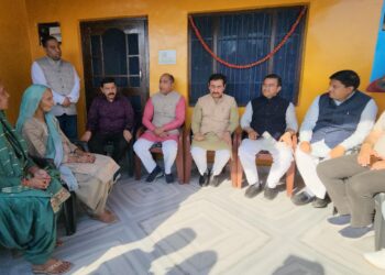 पालमपुर में युवक द्वारा हमले में घायल बिटिया के परिजनों से मिले नेता प्रतिपक्ष जयराम ठाकुर