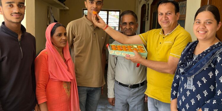 कांगड़ा: शाहपुर के रजत कुमार ने भारत भर में सीडीएस में पहला स्थान हासिल किया