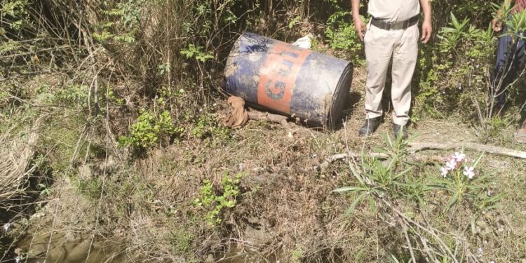 बिलासपुर के झंडूता में पुलिस ने एक मकान से अवैध शराब बरामद की