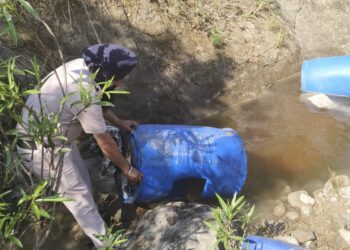 बिलासपुर के झंडूता में पुलिस ने एक मकान से अवैध शराब बरामद की